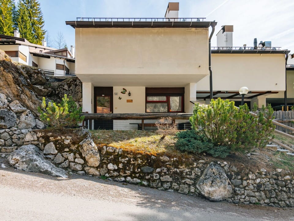Wall, Architecture, Home, Urban Design, Design, Daylighting, Balcony, Driveway, Plaster, Stairs