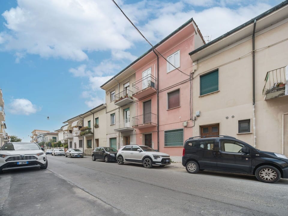 Mode Of Transport, Vehicle, Car, Building, Window, Motor Vehicle, Wheel, Automotive Exterior