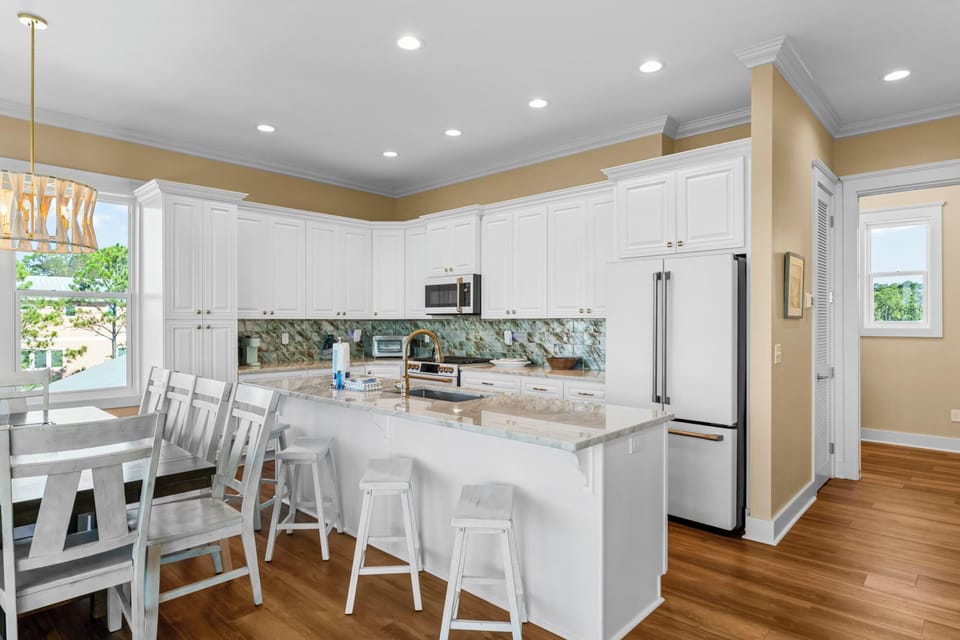 Kitchen with Breakfast Bar