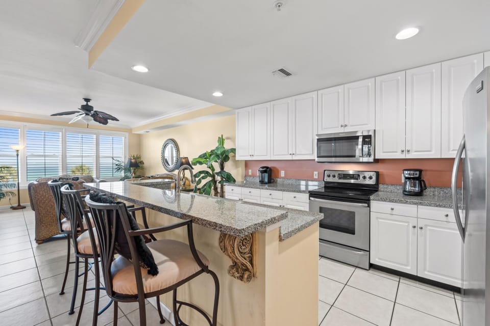 Kitchen with Breakfast Bar
