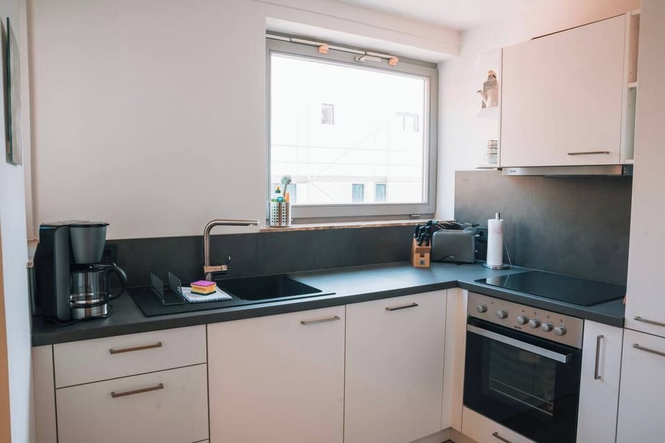 Fully equipped fitted kitchen with hob, dishwasher, oven, fridge and freezer. (2)