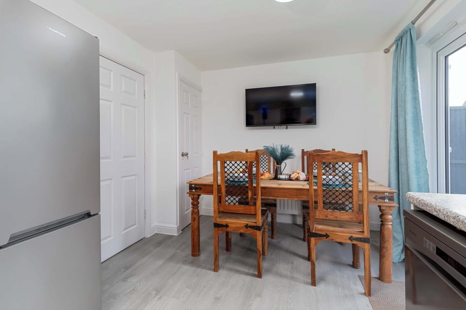🍽️ Dine in style! Our cozy and modern dining area is perfect for enjoying meals with your team or family. With a rustic wooden table, comfortable seating, and a smart TV for entertainment, this space is designed for both relaxation and productivity.