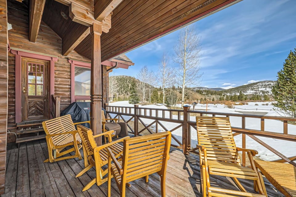 Deck with outdoor seating 