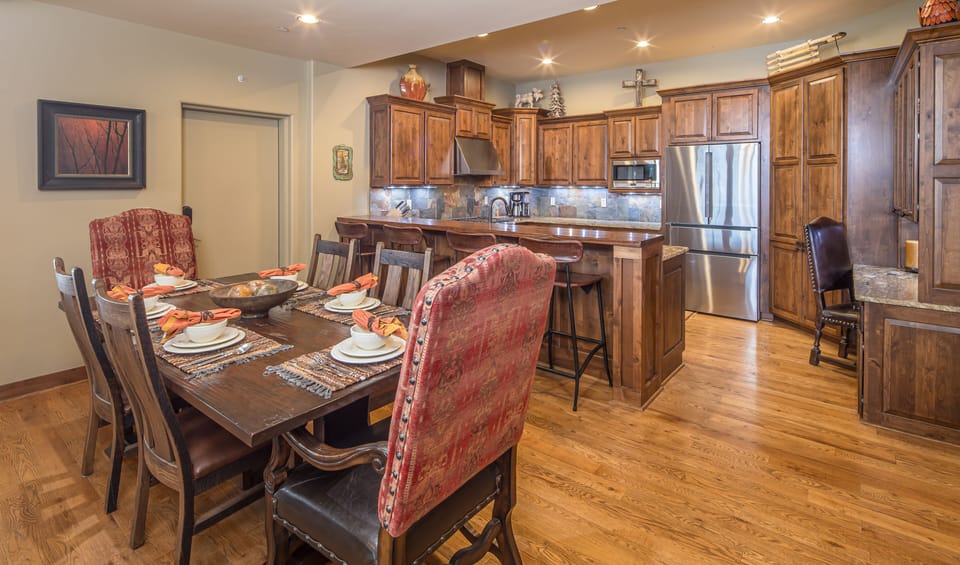 Spacious Dining Room w. Additional Bar Seating