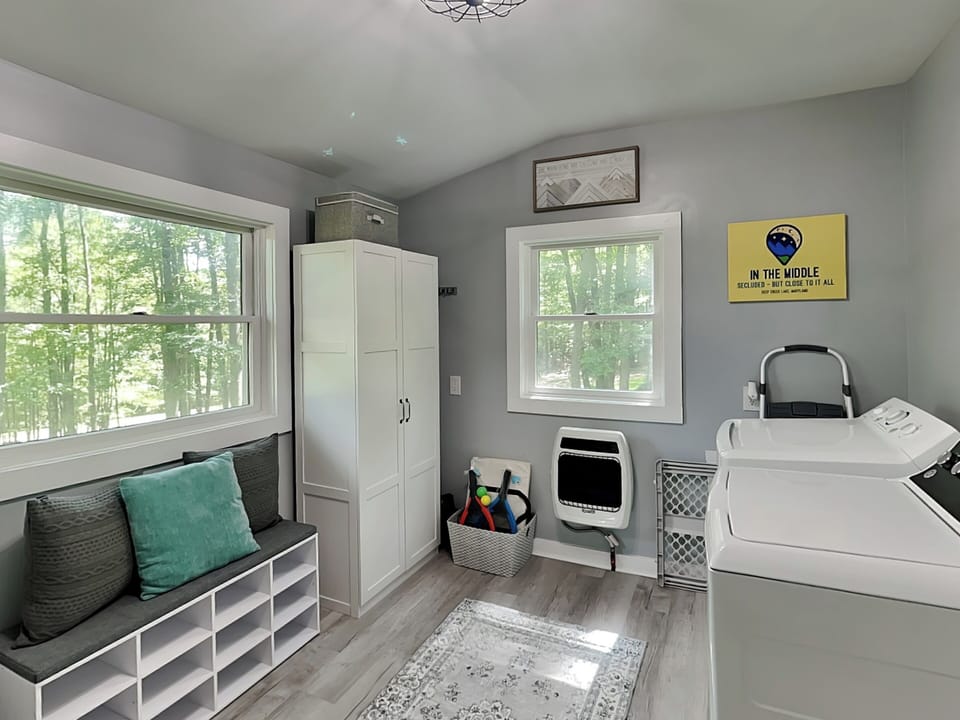 Mudroom w/ Laundry