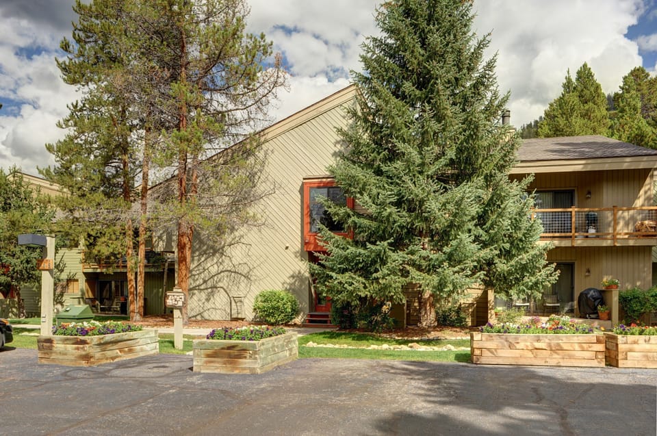 Enjoy fantastic amenities and views of Keystone.