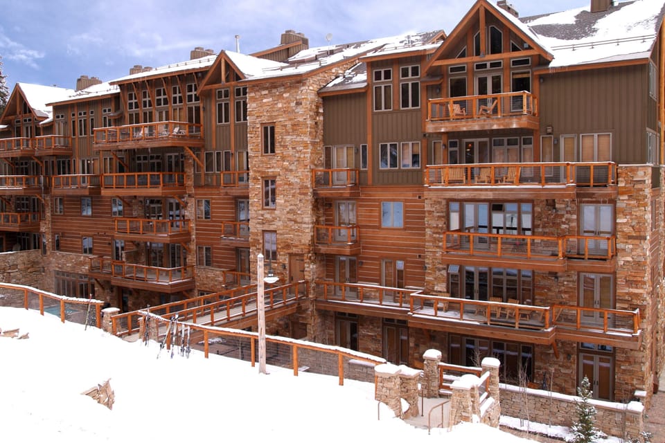 Enjoy great ski-in/ski-out access to the slopes