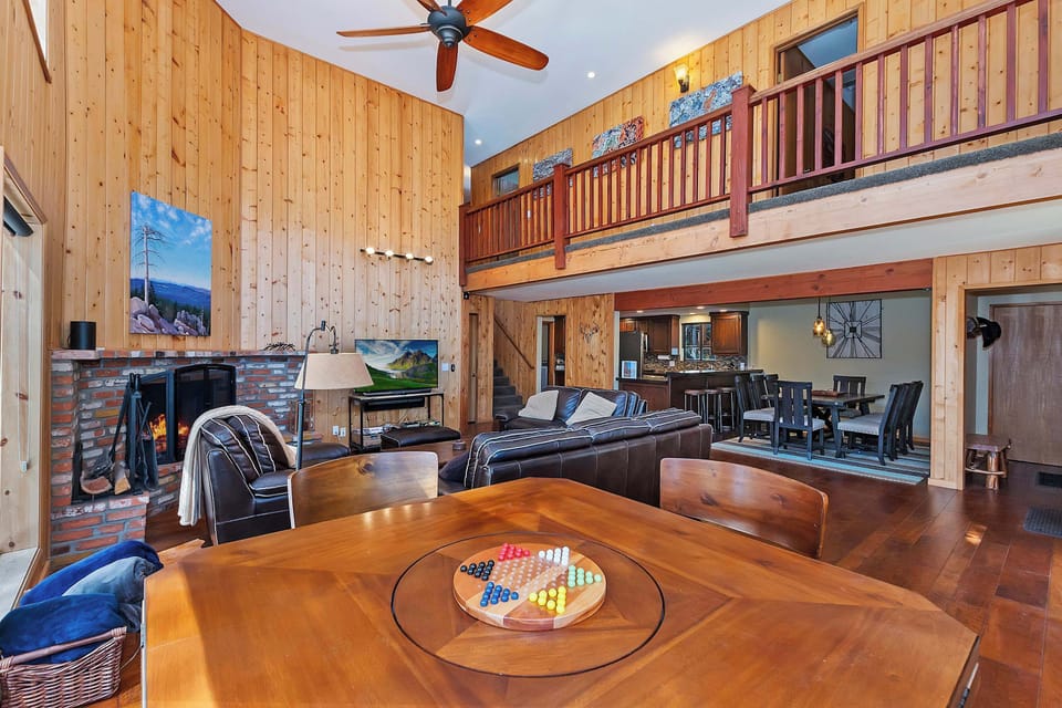 Open concept floor plan and vaulted ceiling.
