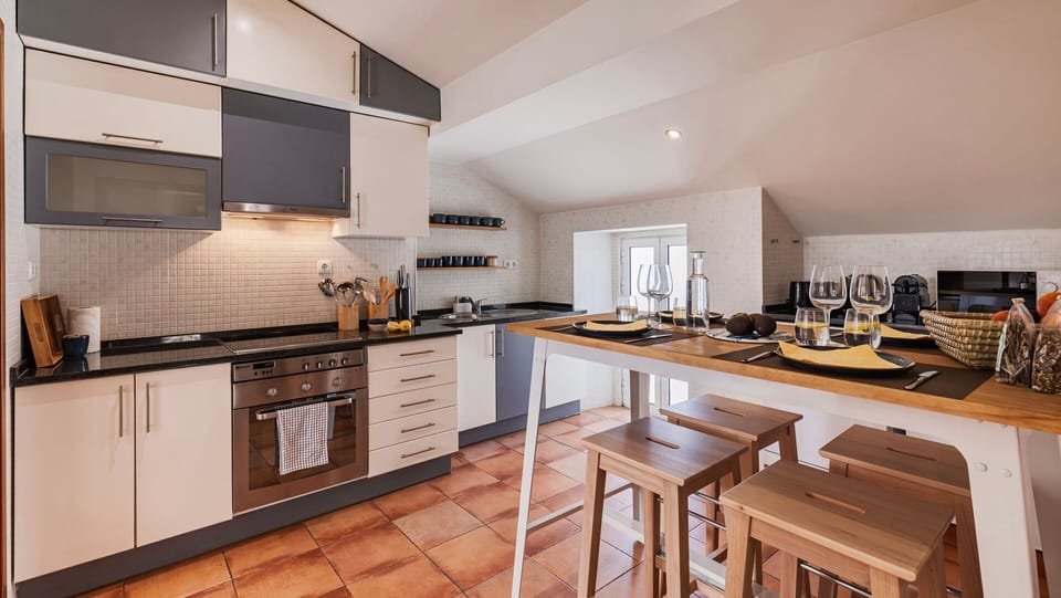 Cook like a local in this modern kitchen, complete with a breakfast bar for casual bites and wine-filled evenings.
#GourmetStay #LisbonApartment #CookAndStay #DesignKitchen