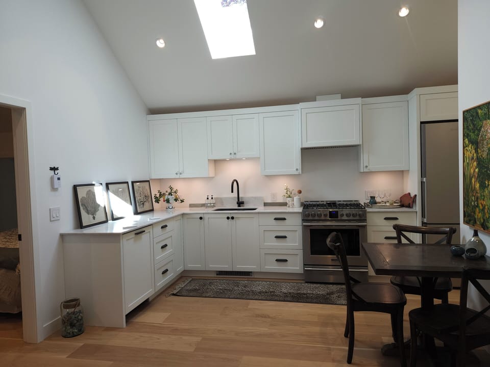 fully equip kitchen with Bosh dishwasher and Bloomberg fridge