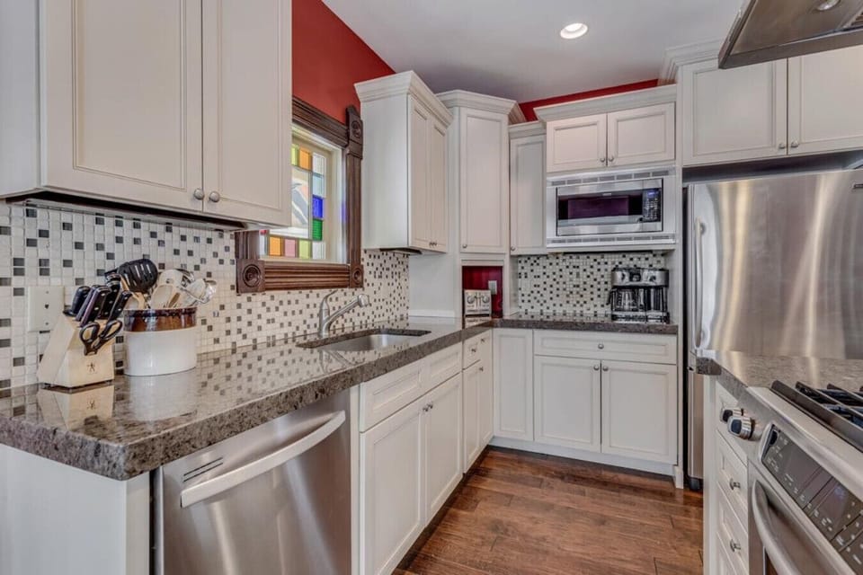 Main Kitchen: Full size dishwasher, large sink and all the utensils you could need