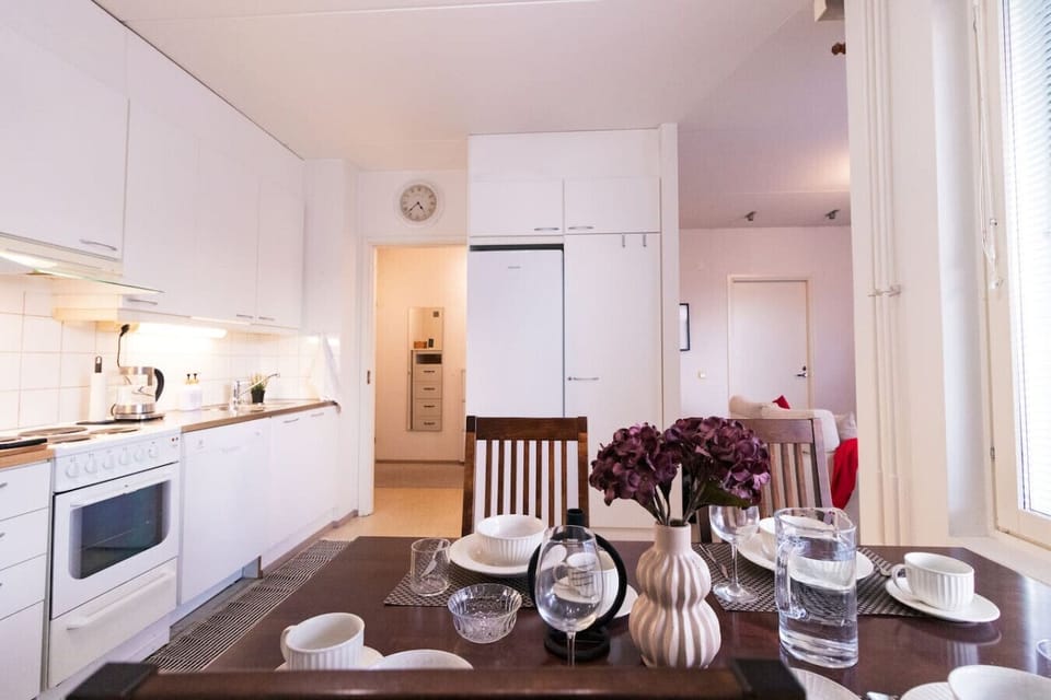 A charming space to enjoy your meals, perfect for intimate dinners or a relaxing breakfast.