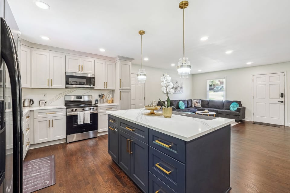 MainLevel new full Kitchen (stainless-steel appliances) w/ island & Dining Area