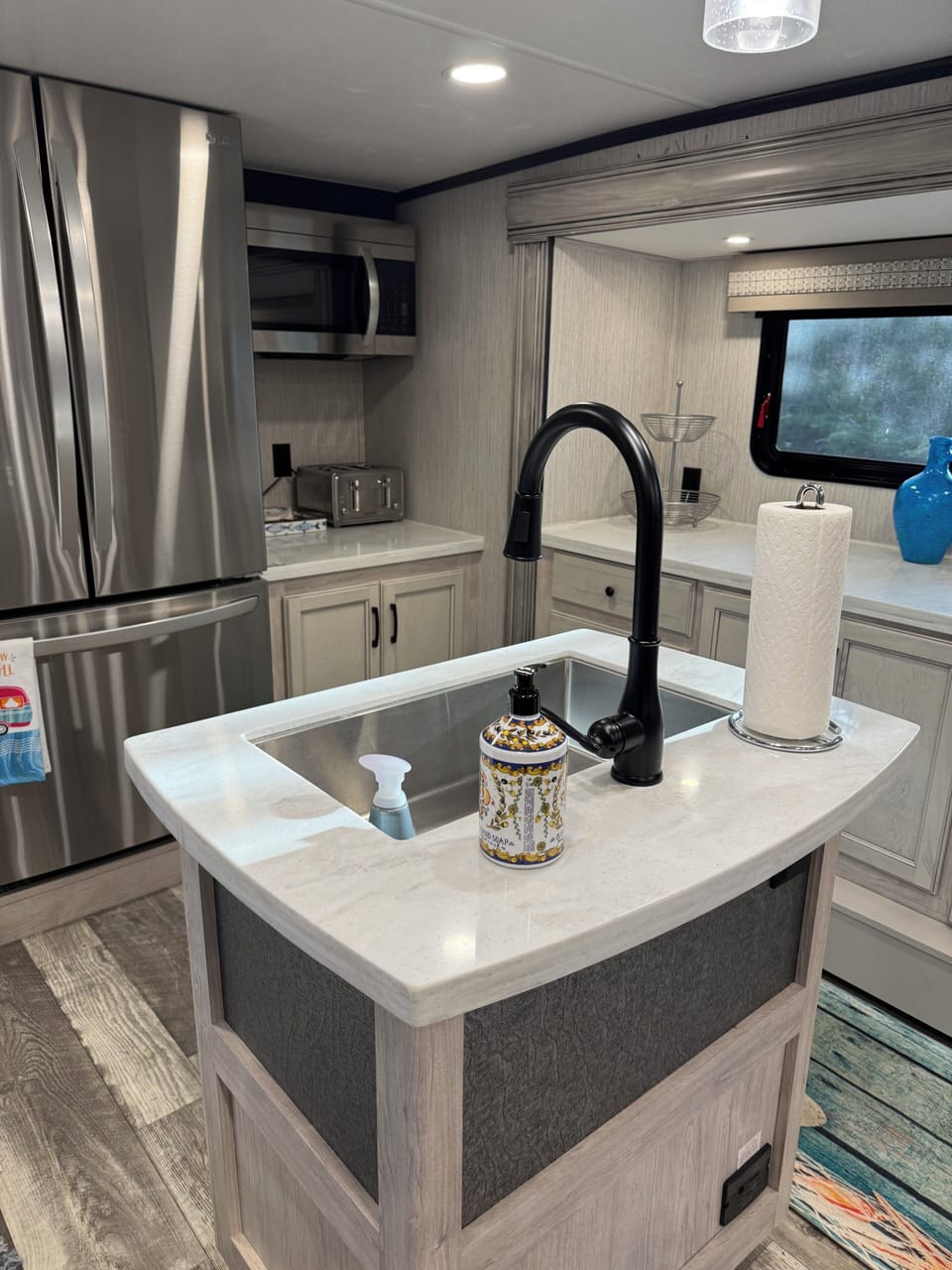 Kitchen sink with pull out faucet 