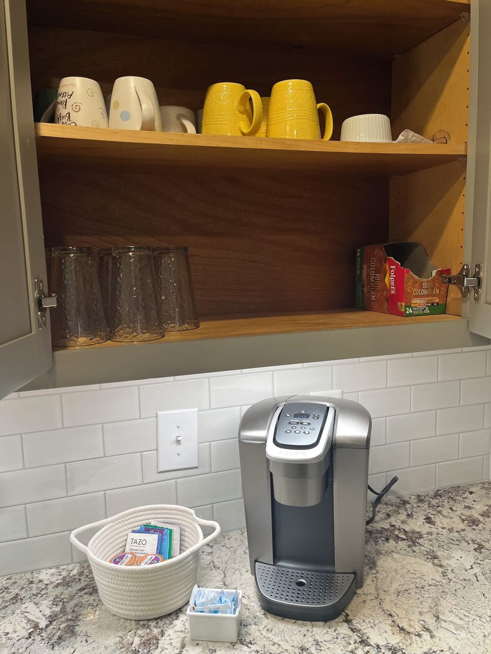 Coffee cups & glassware - Plentiful 8 oz, 20 oz, & 32 oz plastic cups elsewhere.