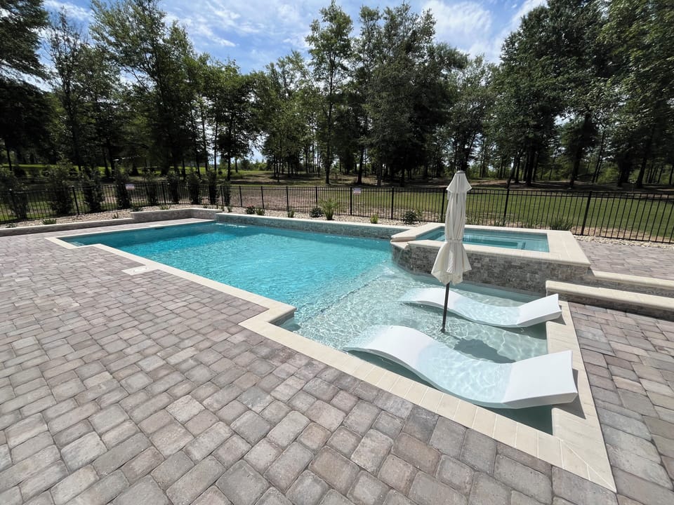 42" deep pool drops to 7' deep plus 8" pad w/2 loungers, umbrella AND SPA.