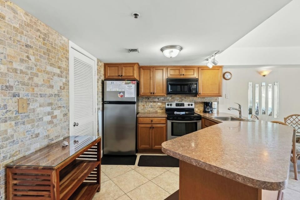 All modern appliances to make meal preparation a breeze.