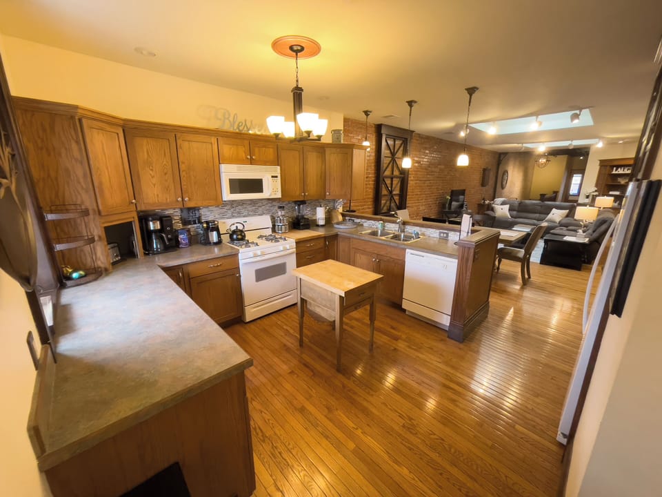 Large, Open-Concept Kitchen – Great for Gathering and Entertaining