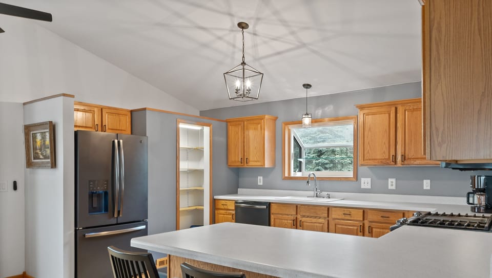 Fully equipped kitchen with breakfast bar seating