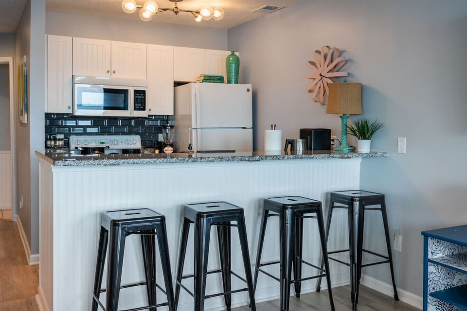 Barstool seating connecting kitchen and living space for casual dining moments 🥂