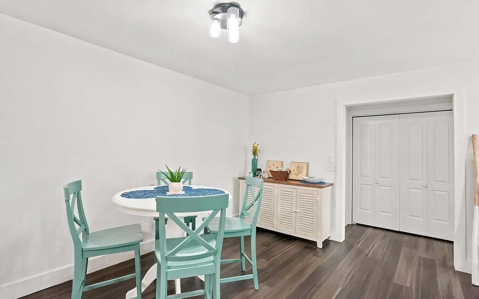 Dining area with seating for up to 4