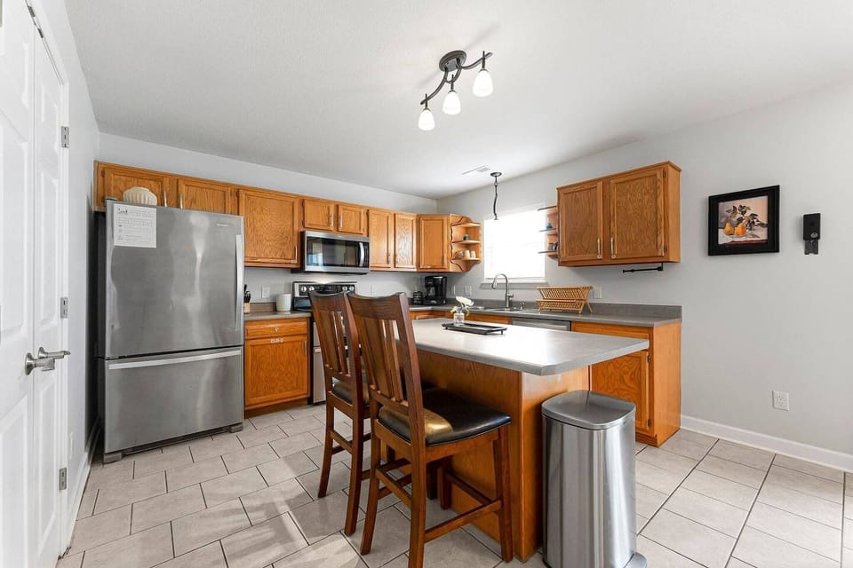 Fully equipped kitchen with full appliances