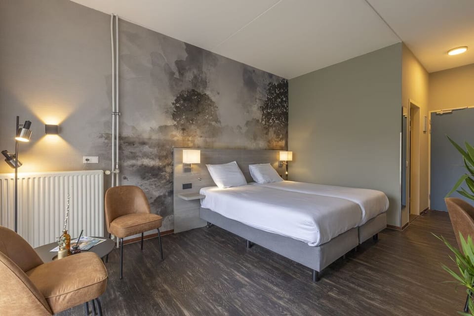Unit with 2 single beds. Exact unit will be assigned upon arrival. Views, colors, and decor may vary.