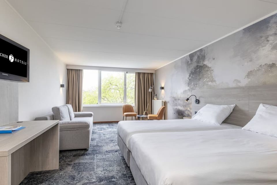 Unit with 2 single beds. Exact unit will be assigned upon arrival. Views, colors, and decor may vary.