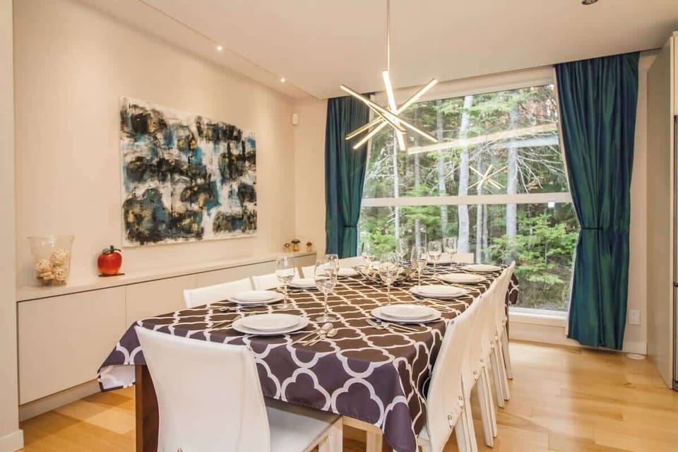 Salle à manger ouverte / Open dining room