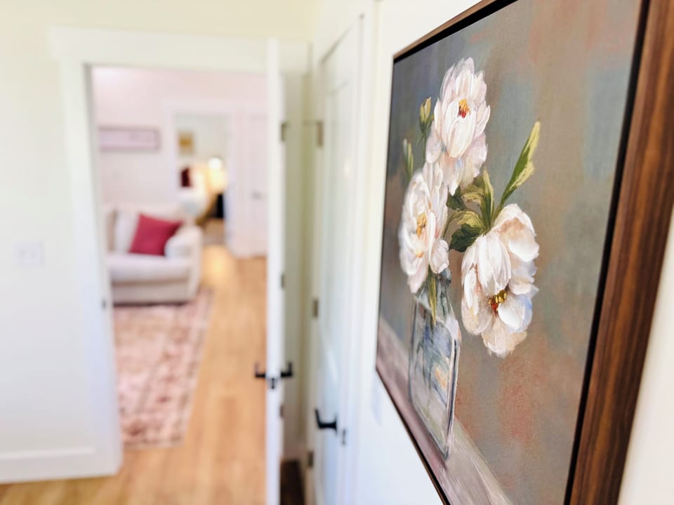 🌿 Eye In The Detail
Every detail has been carefully chosen, from the decor to the textures, creating a space that feels elegant, welcoming, and truly intentional.