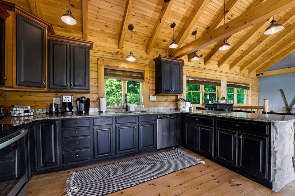Complete kitchen amenities!