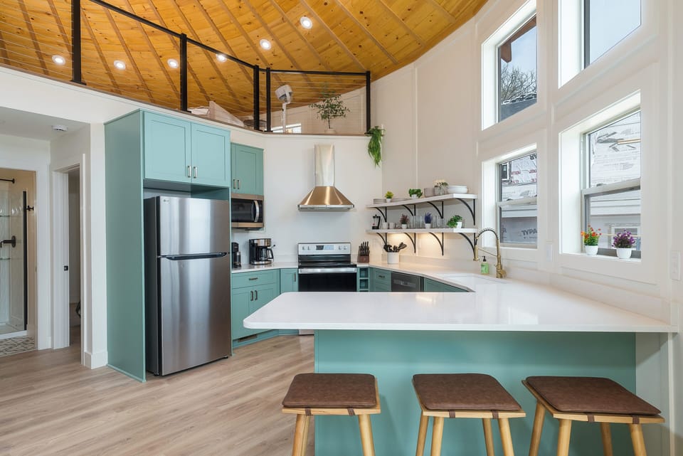 Fully equipped kitchen.