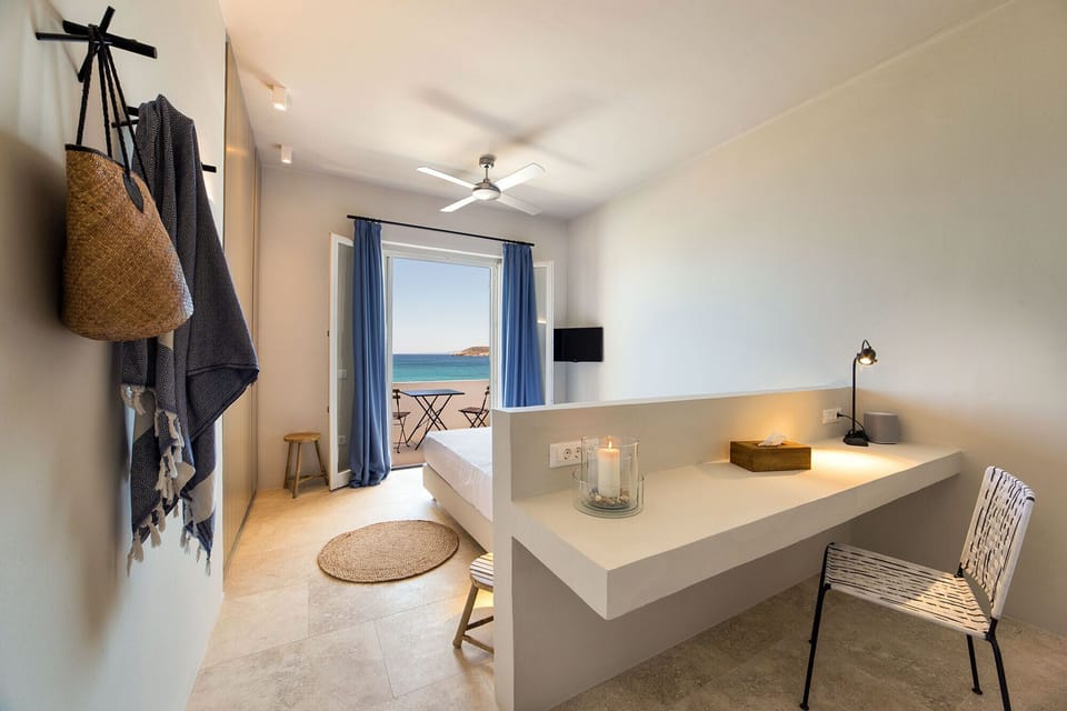 Master bedroom - Office desk - Sea View