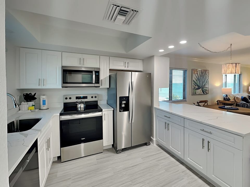 Entry Area to Kitchen
