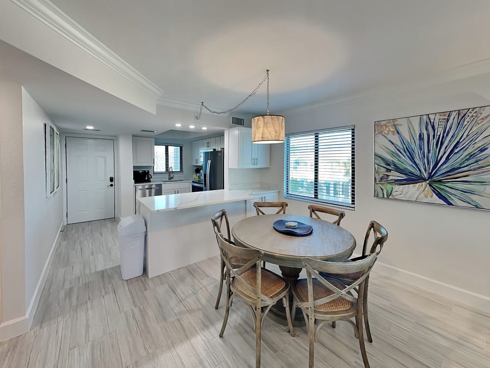 Dining Area with Seating for Six