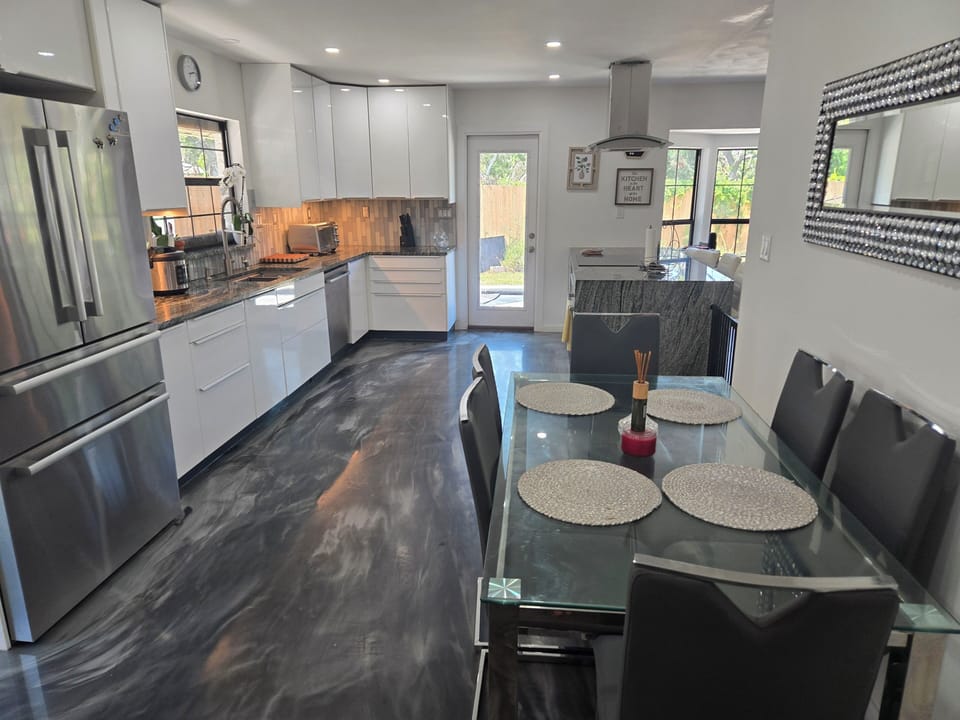 Eat in kitchen. 