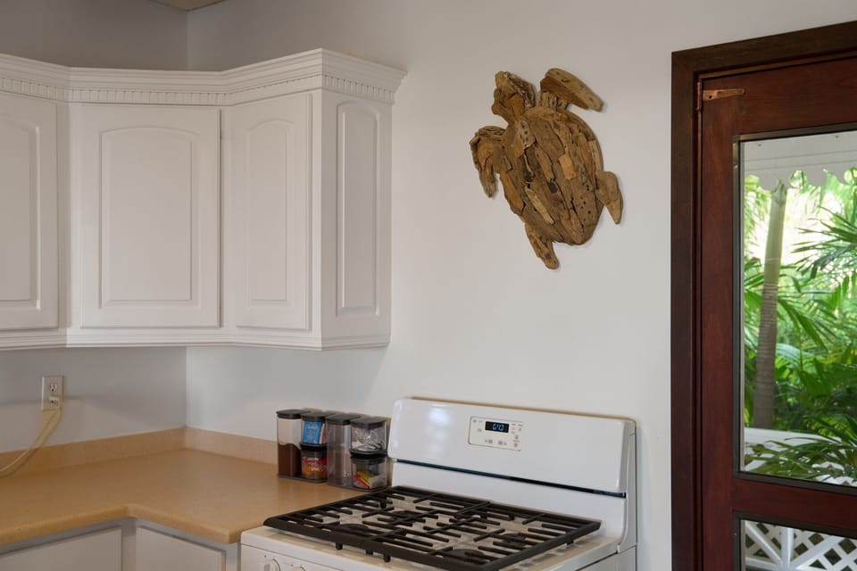 Prepare your favorite meals with ease using the gas hob and oven