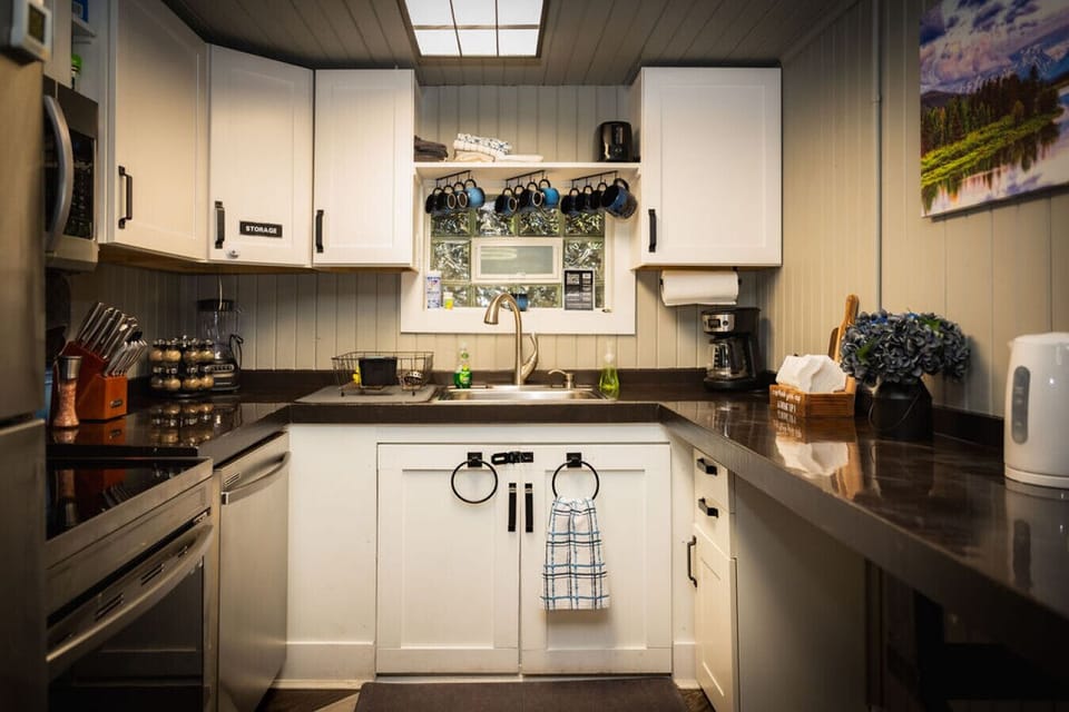Charming and fully stocked, this kitchen is ready for everything from sunrise breakfast to late-night snacks after a day on the lake.