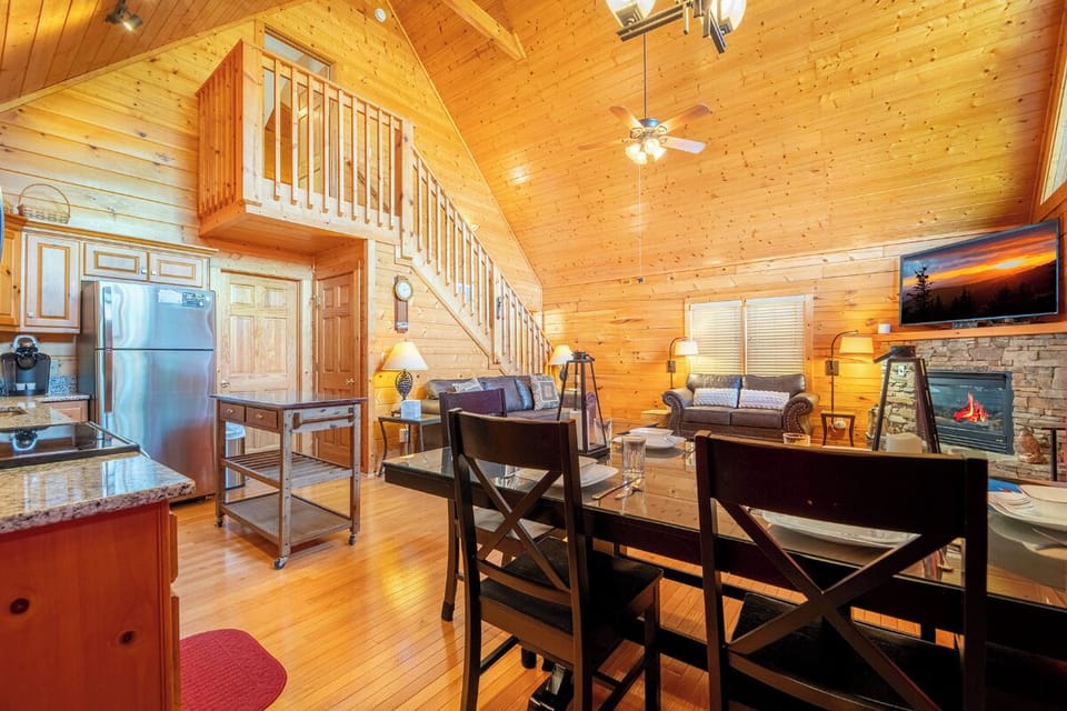Bear Ridge's inviting dining area