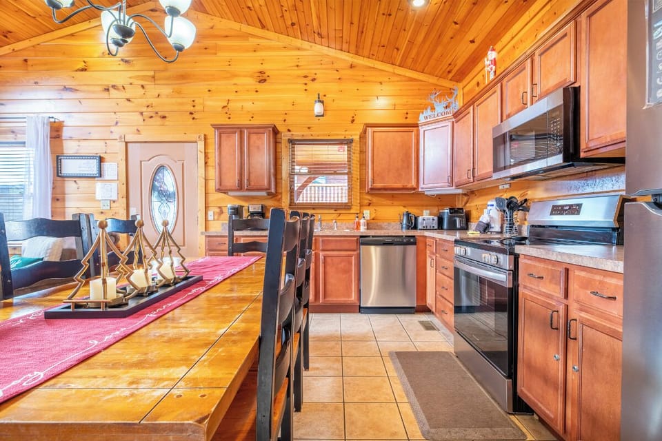 Smoky Diamond Lodge's kitchen and dining area