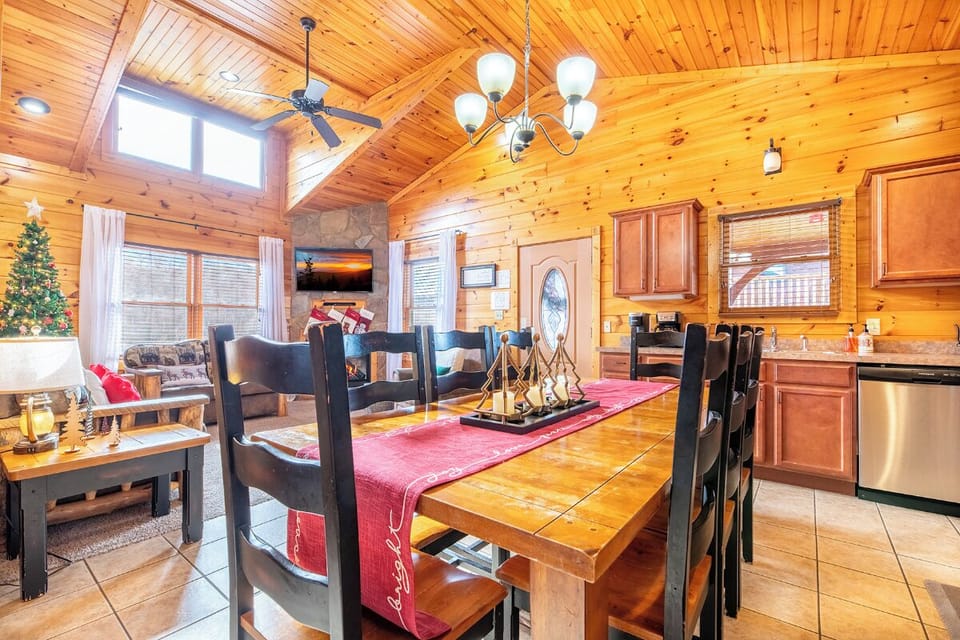 Smoky Diamond Lodge's inviting dining area