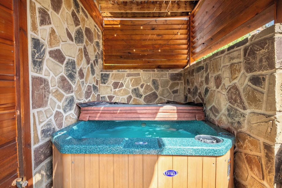 Smoky Diamond Lodge's private hot tub