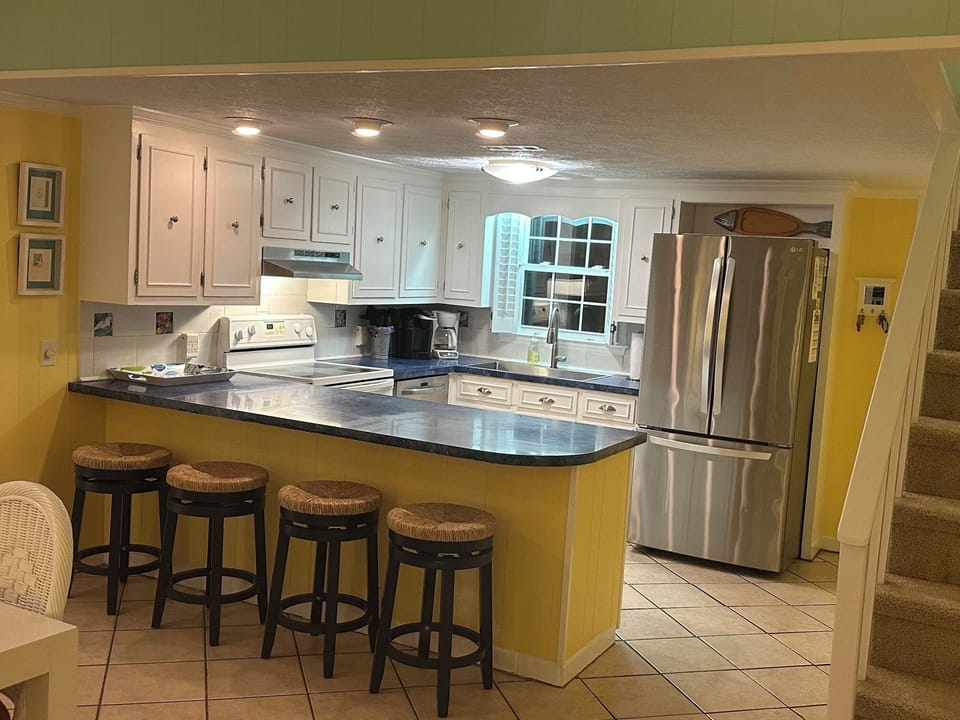 Kitchen showing bar area