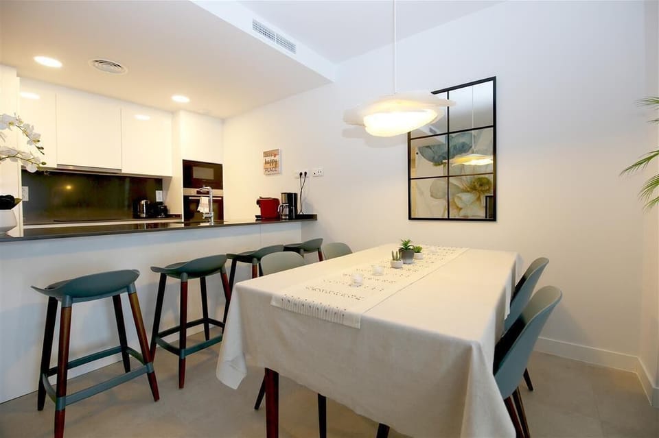 Dining area for four guests 