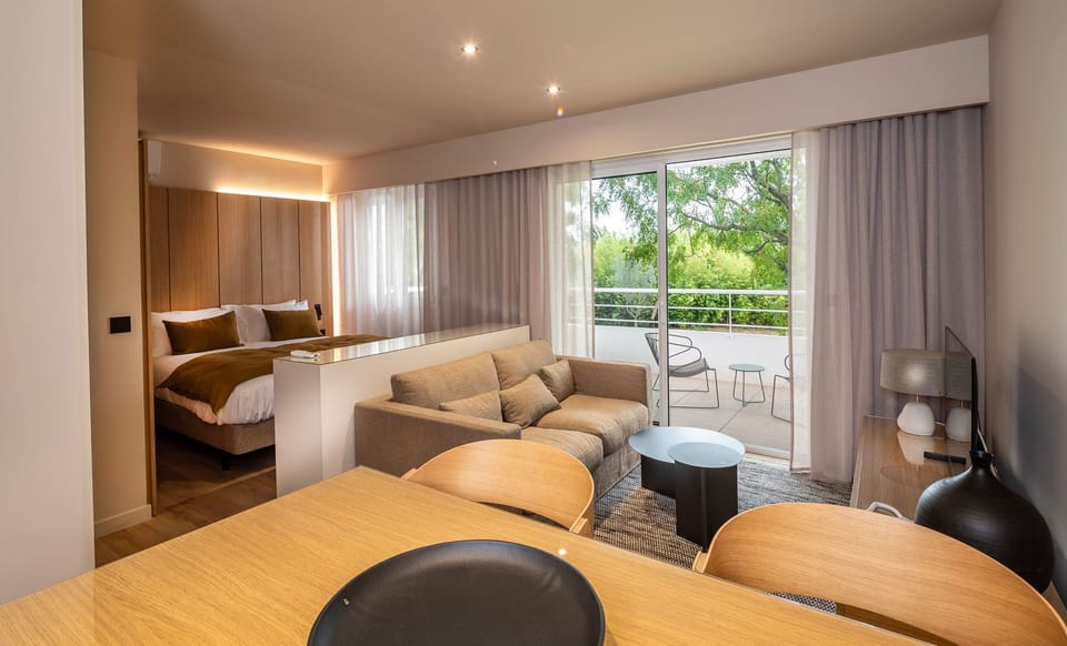Open-concept studio with combined sleeping and dining areas, blending comfort and functionality in one cosy space.