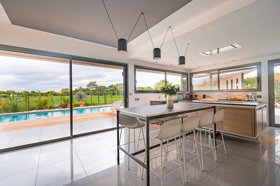 Dine with a view in this bright space surrounded by floor-to-ceiling windows overlooking the golf course and garden.