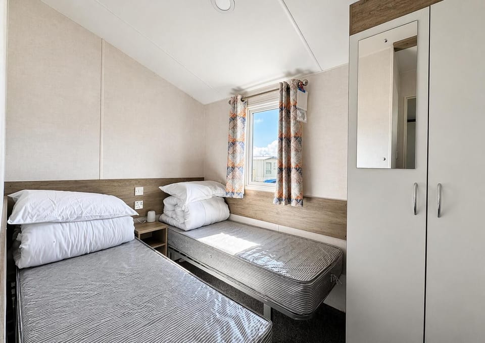The twin room in this caravan is perfect for the kids. Lets them unpack and make this room their own. They will love having their own space to head to after a busy day. You will sleep well knowing they are tucked up next door.