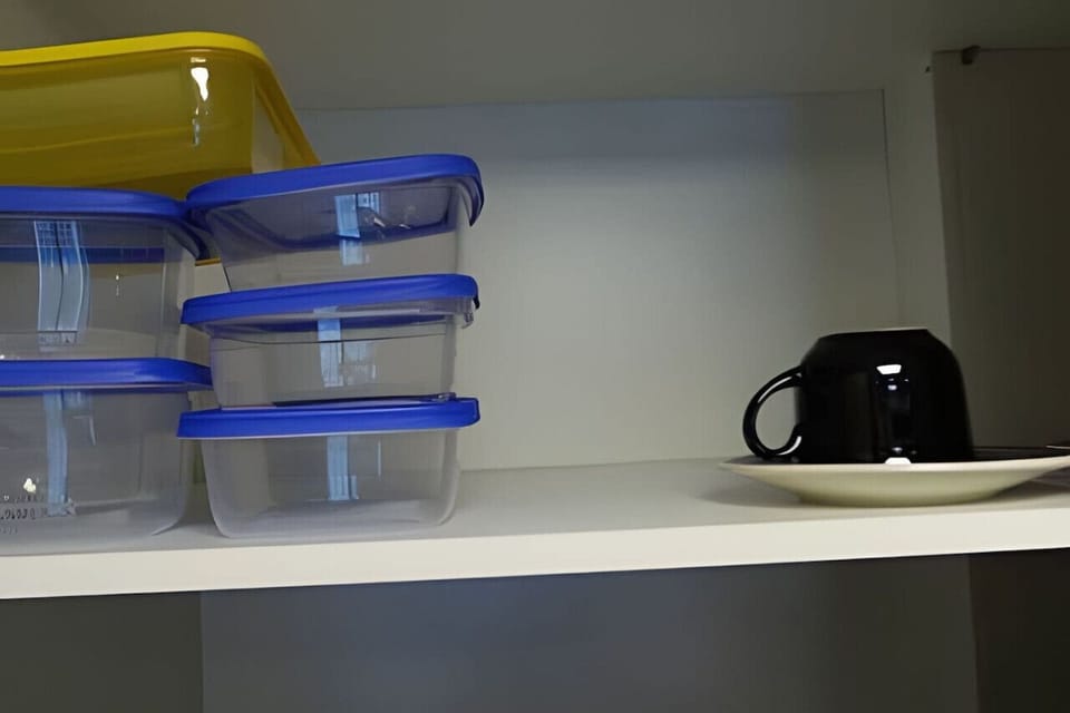Potes plásticos e xícaras disponíveis