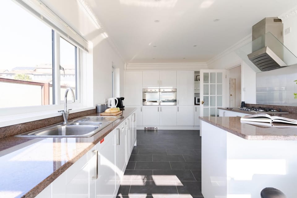 Kitchen at Tide's Edge, Fistral, Cornwall, self catering with Beach Retreats.
