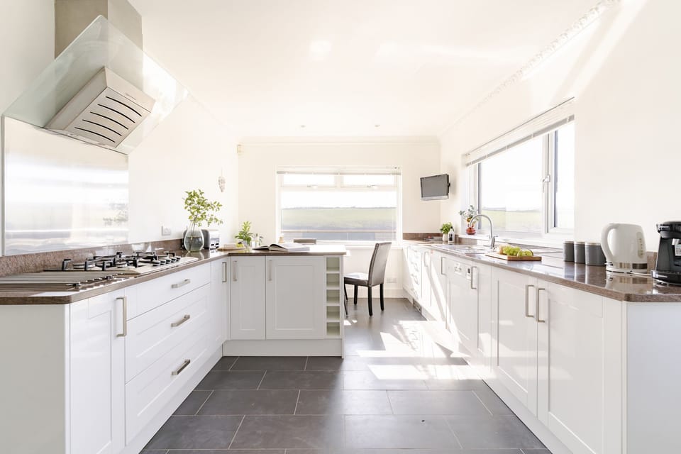 Kitchen at Tide's Edge, Fistral, Cornwall, self catering with Beach Retreats.